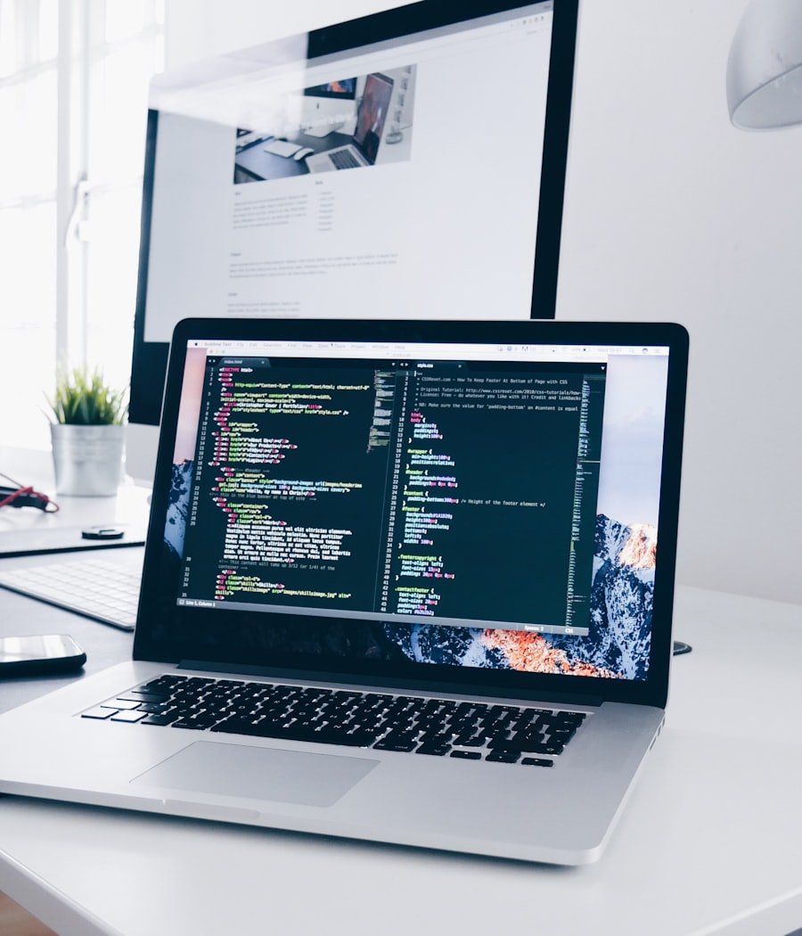 Praca nad kodem strony internetowej — laptop i monitor z projektem