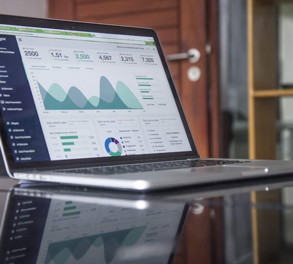 Laptop z panelem analityki i wykresami wyników